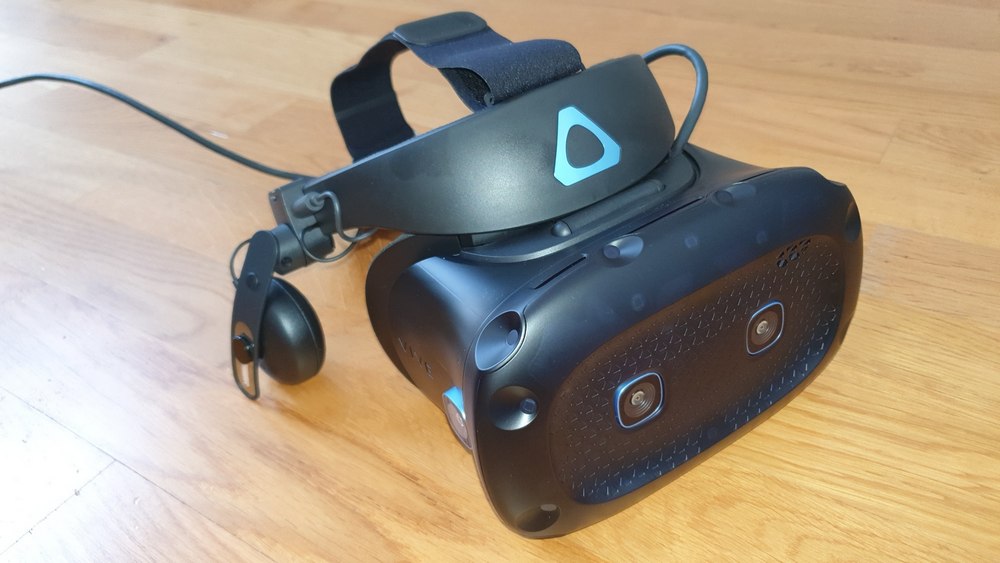 VR-Brille HTC Vive Cosmos Elite von schräg links oben