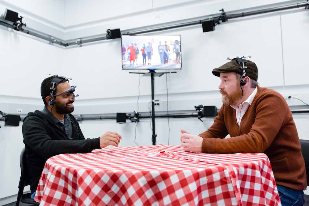 Supergehör und Audio-Teleporter: Facebook zeigt neueste Forschung FRL_Research_Audiodemo_mit_Prototypen