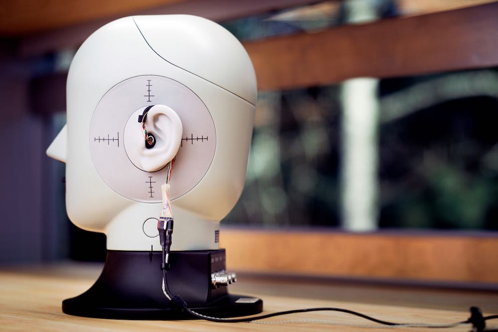 Supergehör und Audio-Teleporter: Facebook zeigt neueste Forschung FRL_Research_In_Ear_Kopfhörer_und_Puppe