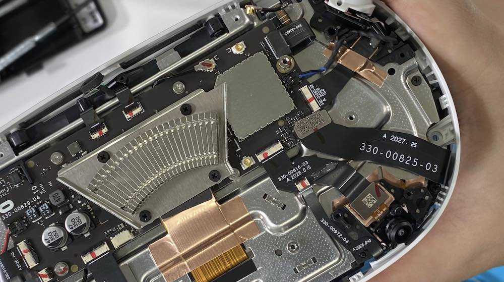 Oculus Quest 2: Teardown zeigt nackte VR-Brille Oculus_Quest_2_Teardown_Kühlkörper