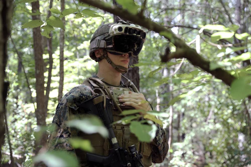 Militär-Hololens: Sci-Fi-Features wie im Computerspiel IVAS_Militär_Hololens_von_Soldat_im_Wald_getragen