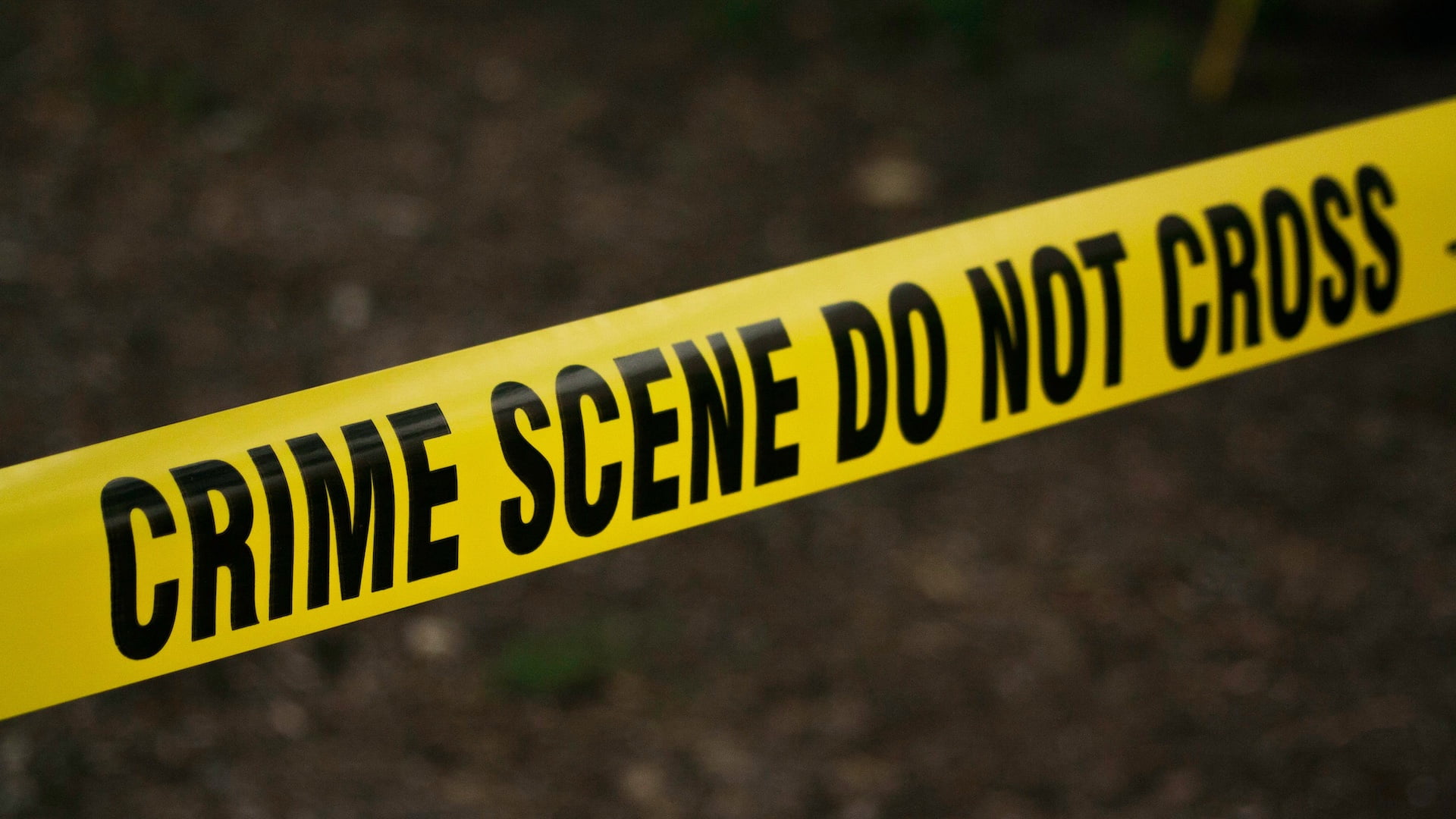 Gelbes Polizeiband mit folgendem: "Crime Scene Do not Cross"
