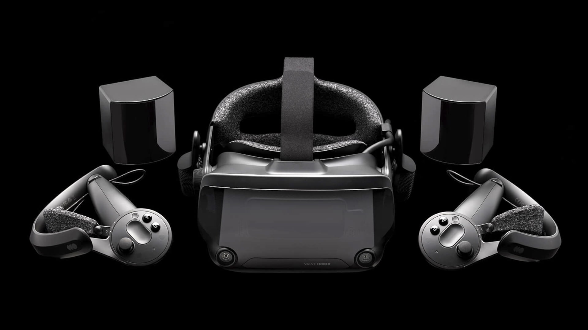 Valve Index mit Index-Controllern und Basisstationen vor schwarzem Hintergrund