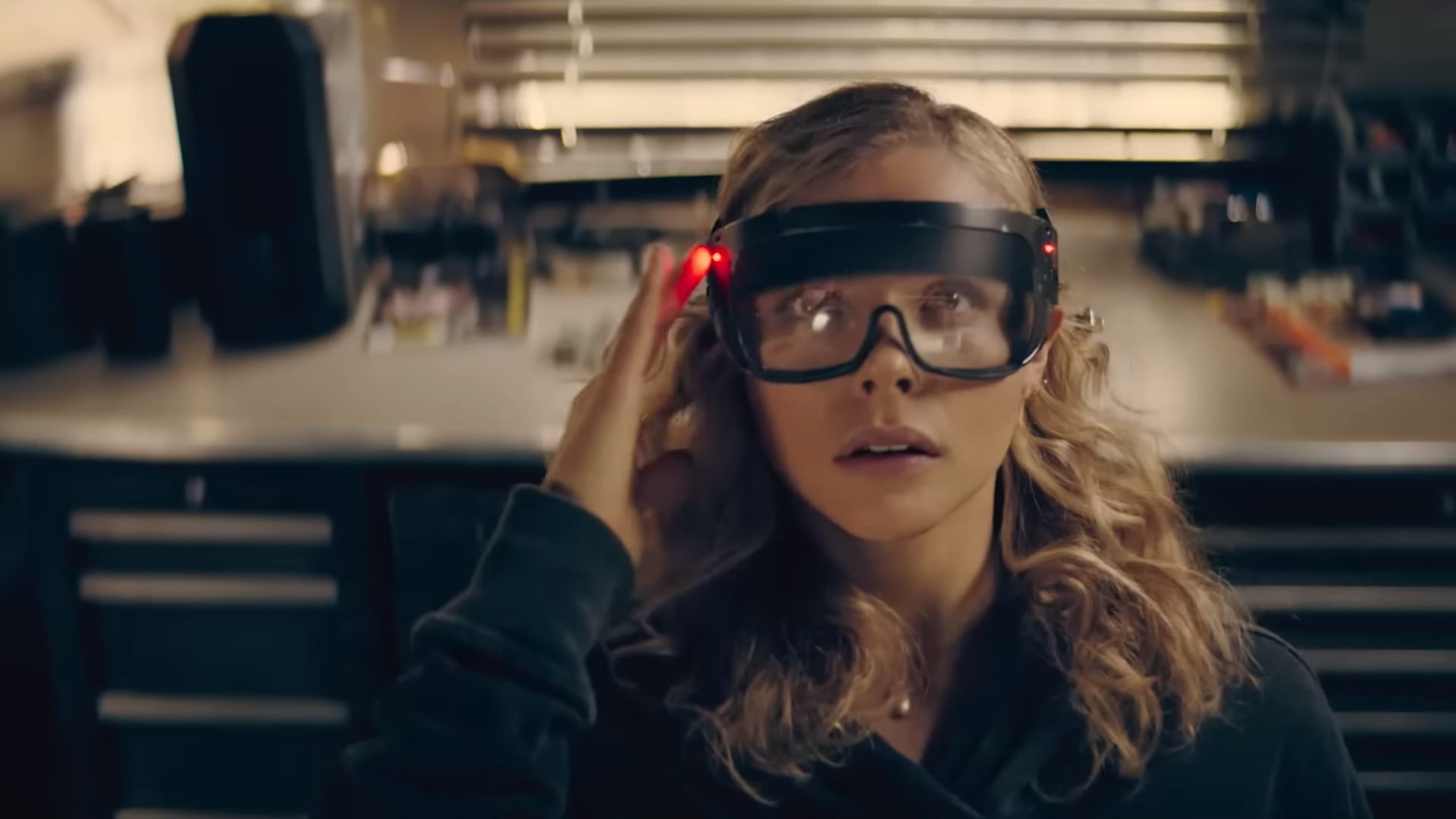 In der neuen Sci-Fi-Serie „Peripherie“ nutzt Chloë Grace Moretz ein geheimnisvolles Headset, das sie in eine lebensechte Virtual Reality führt.
