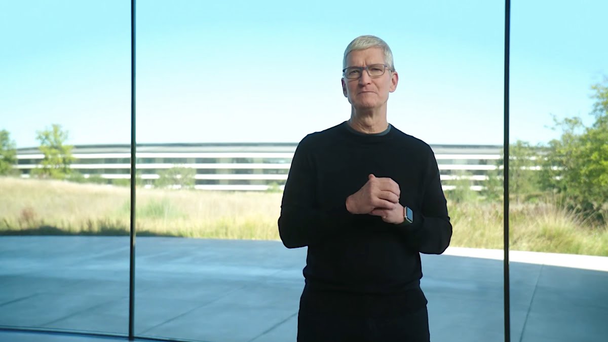 Tim Cook steht in Apples Hauptquartier