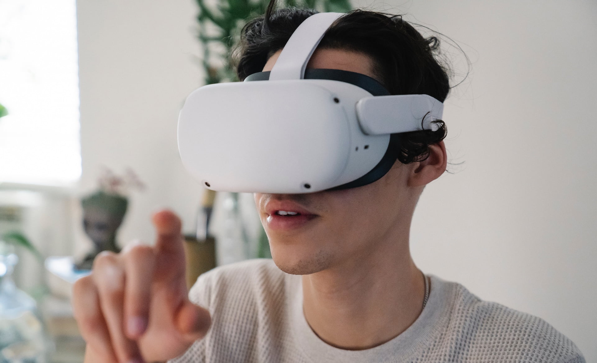 Junger Mann mit Quest 2 nutzt Handtracking.