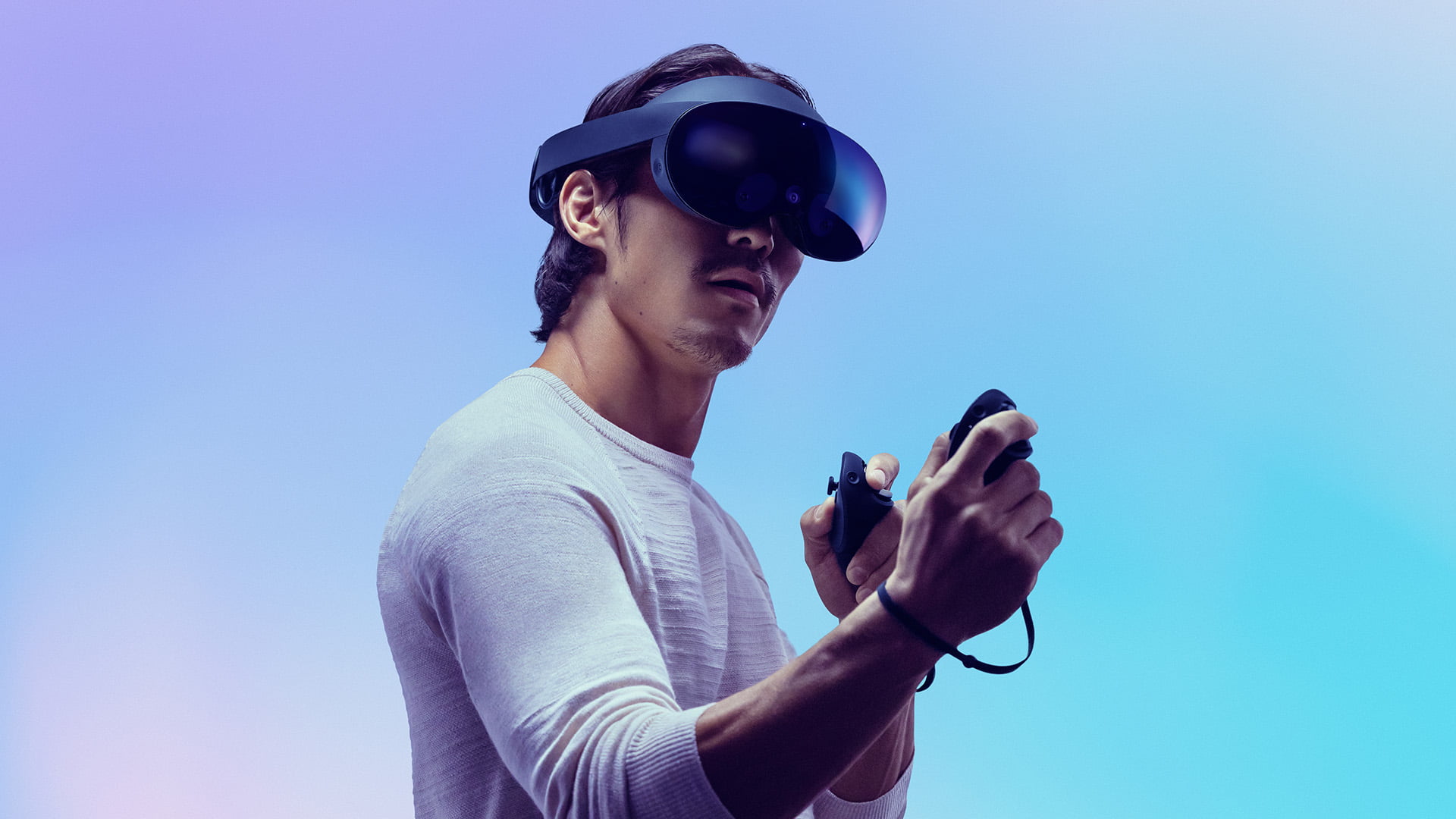 Mann mit Meta Quest Pro und Controllern vor monochromem Hintergrund.