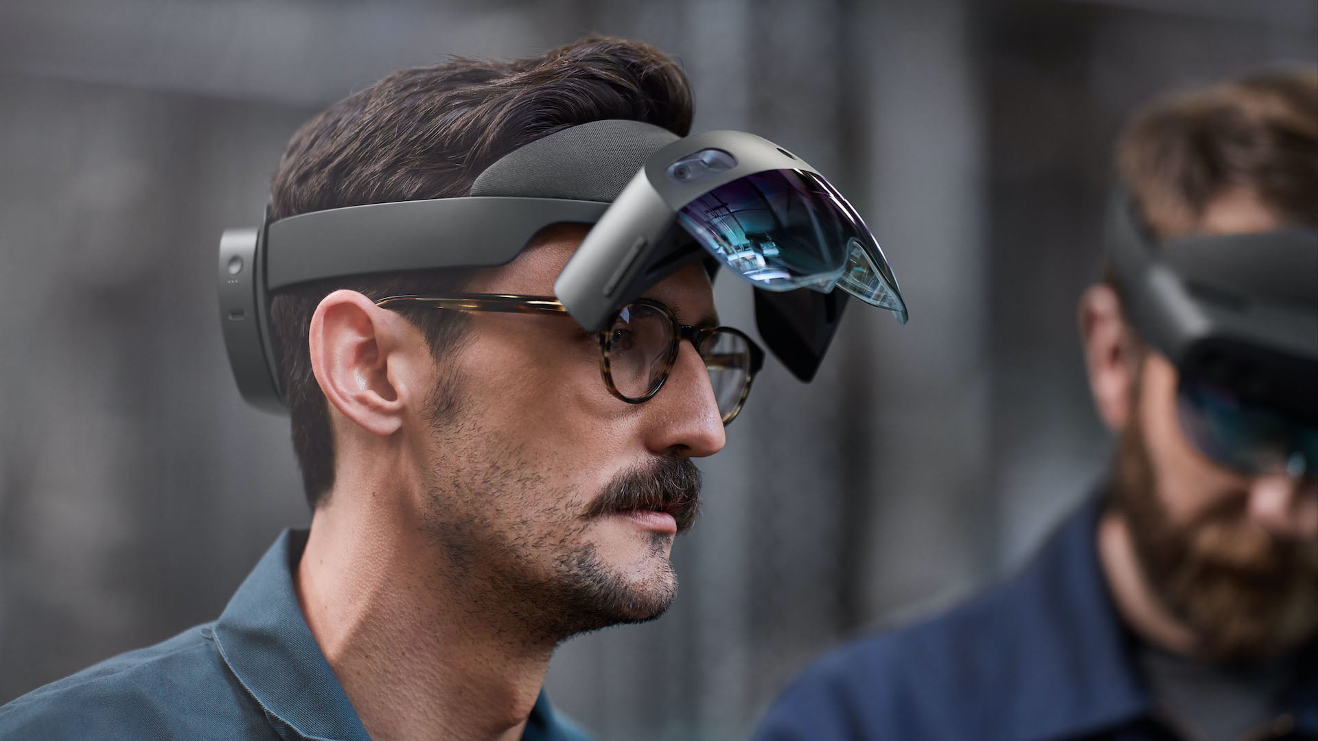 Mann trägt Hololens 2 mit hochgeklapptem Visier