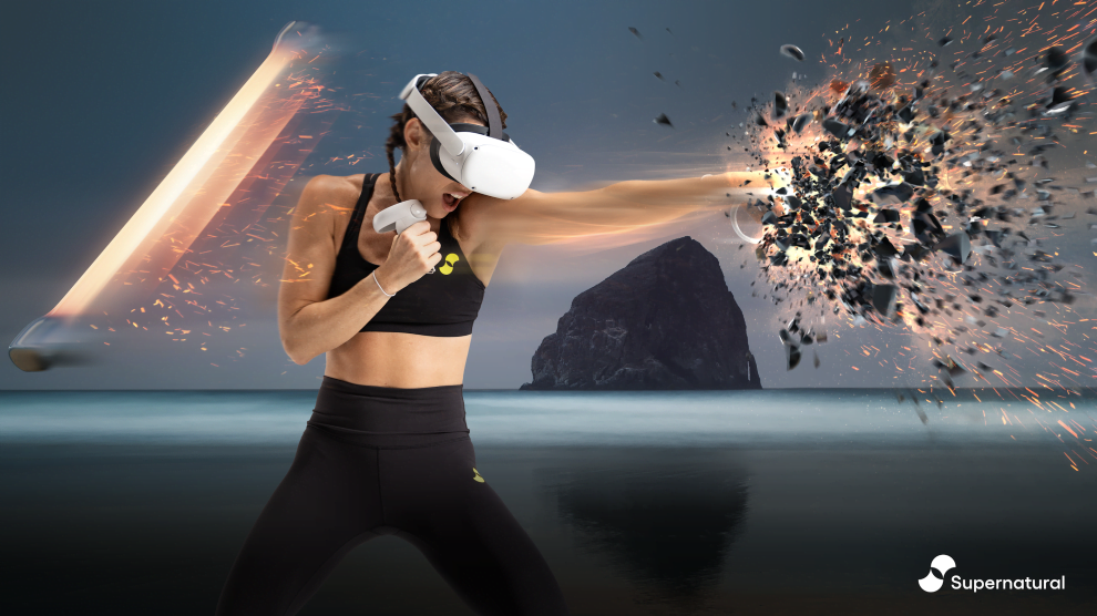 Eine Frau mit VR-Brille boxt virtuell gegen ein digitales Objekt.