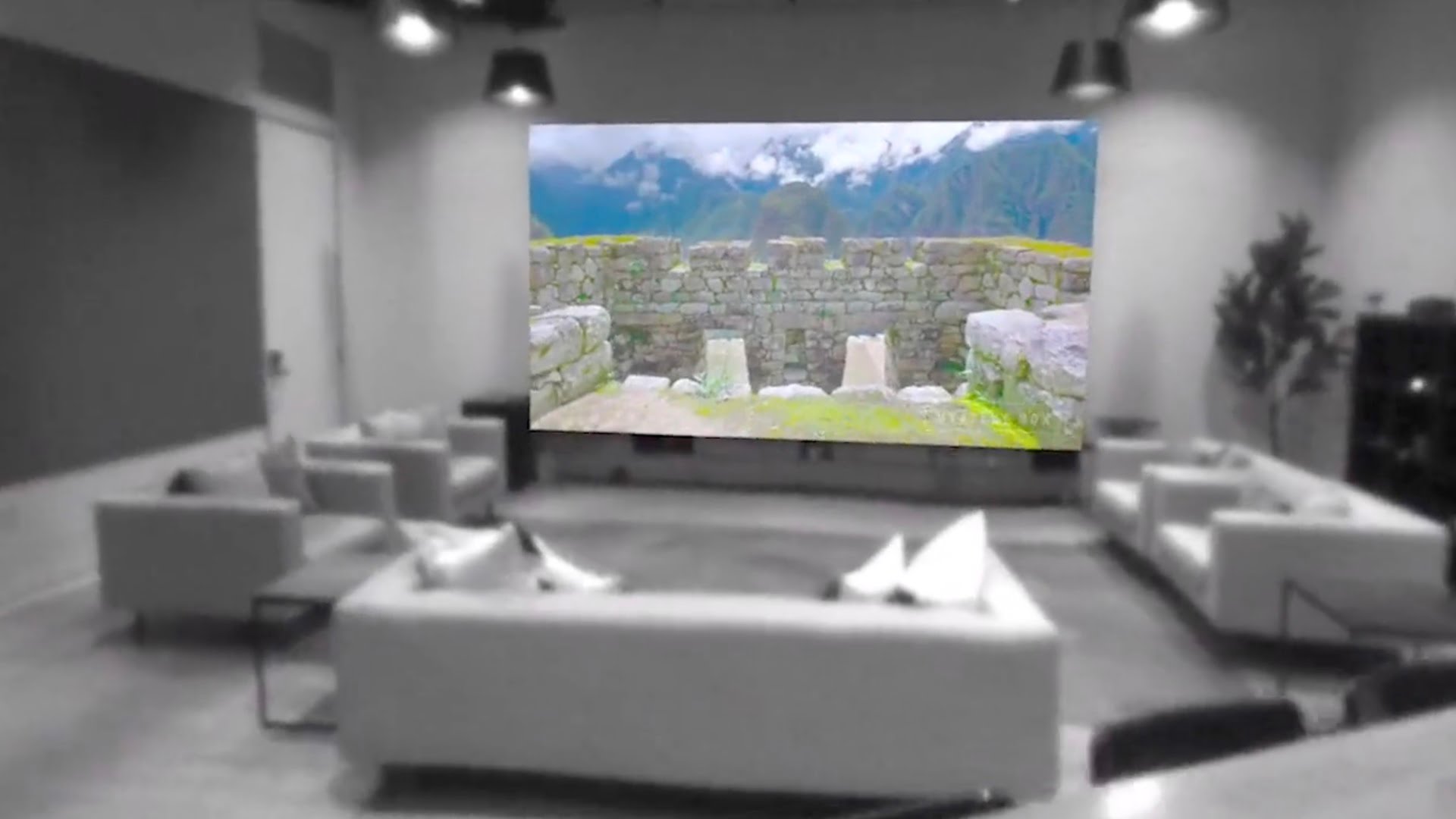 Großer digitaler Screen hängt an der Wohnzimmerwand