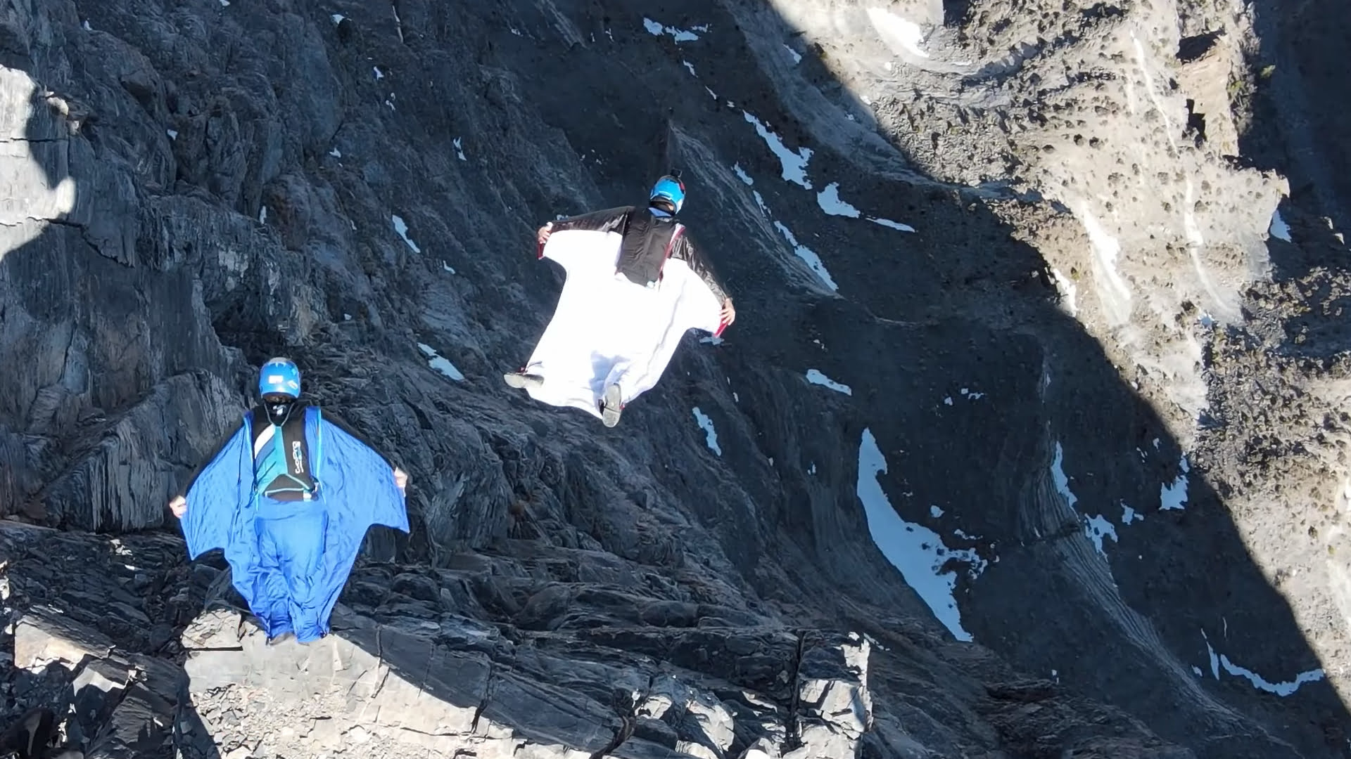 Ihr wolltet schon immer in einem Wingsuit durch die Lüfte gleiten, scheut aber das Risiko? Dann probiert Base Jumping in Virtual Reality.