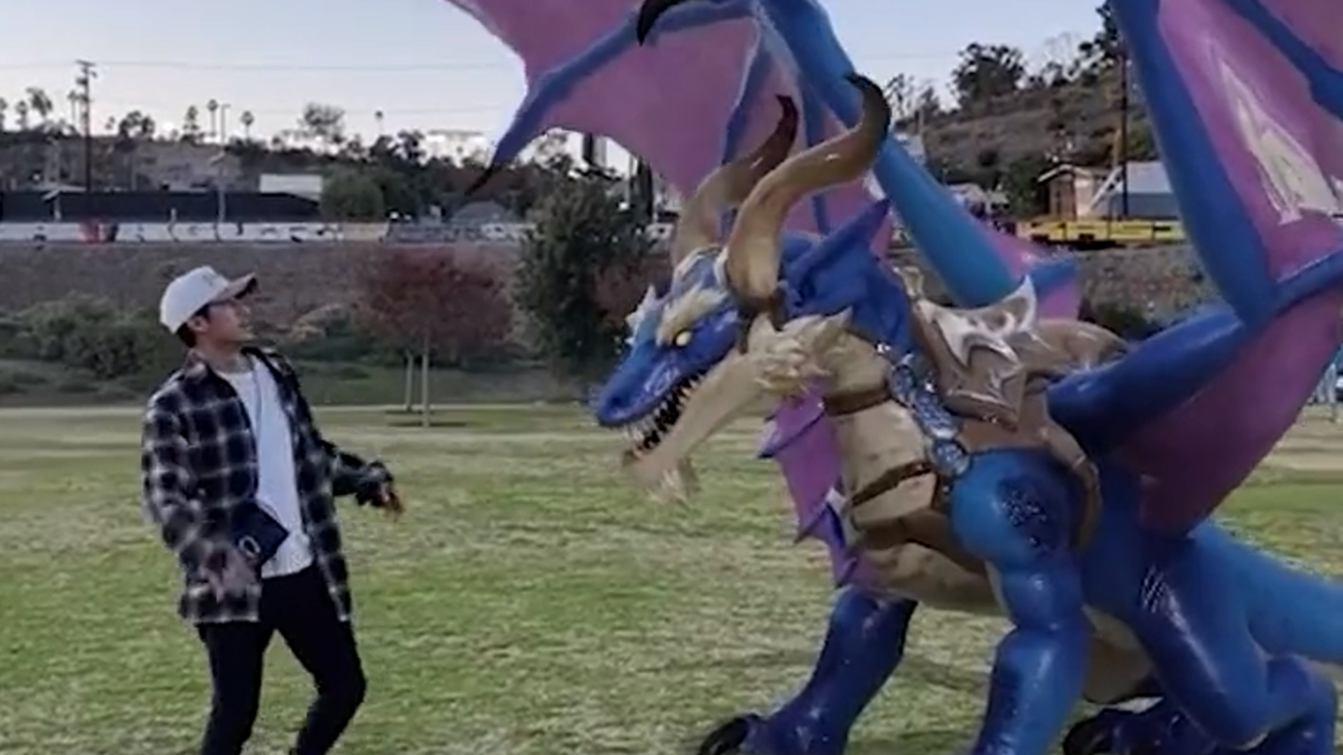 Mit der Dragonflight AR Experience von Blizzard haltet ihr einen eigenen AR-Drachen aus dem WoW-Universum im eigenen Wohnzimmer.