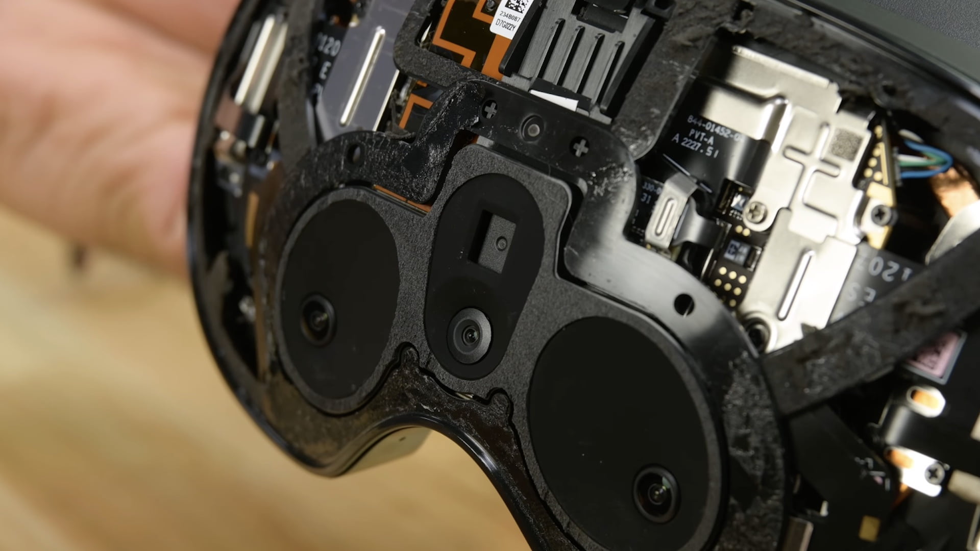 Nackte Front der Quest Pro während des iFixit-Teardowns.