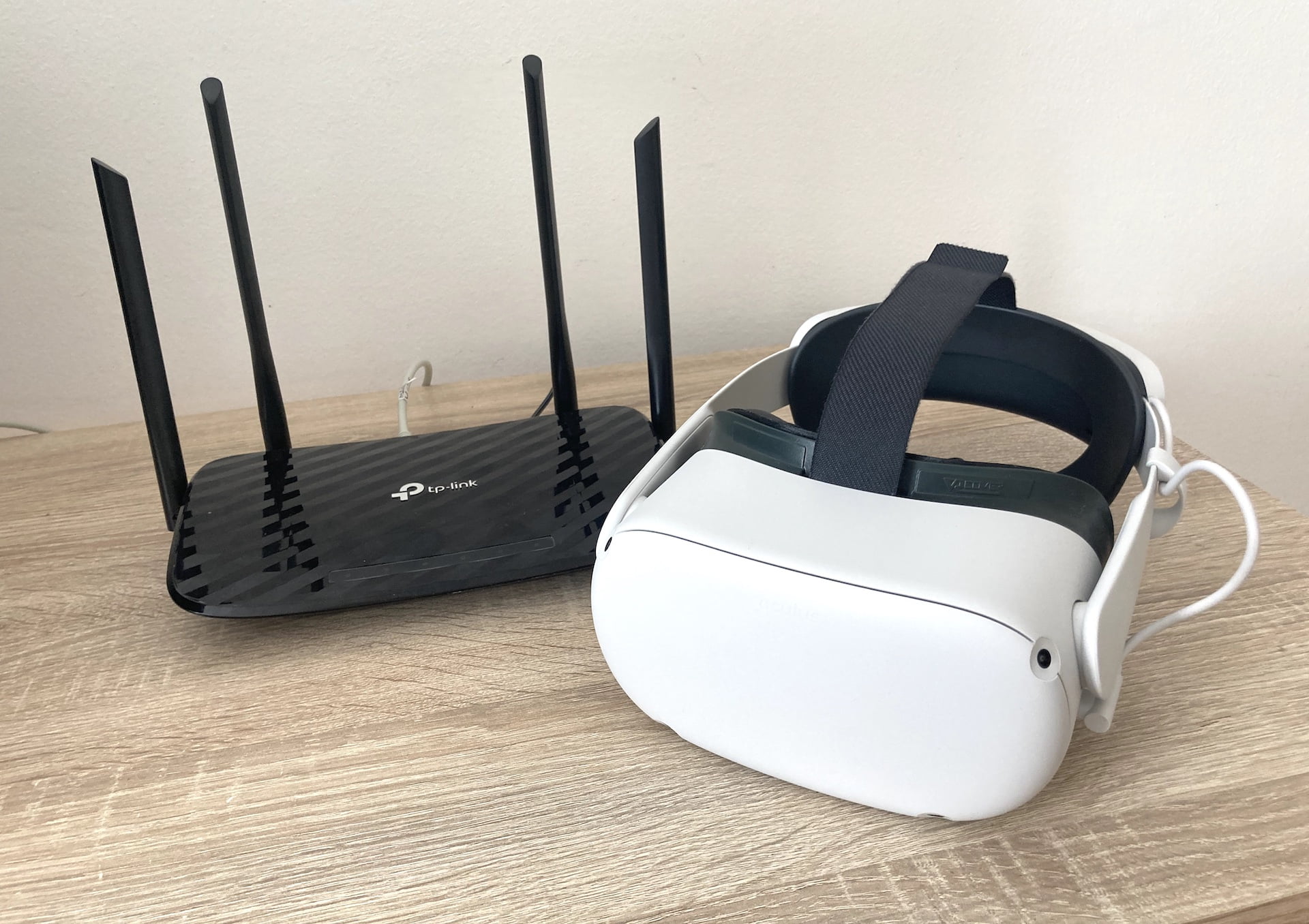 Meta Quest 2 neben einem WLAN-Router.