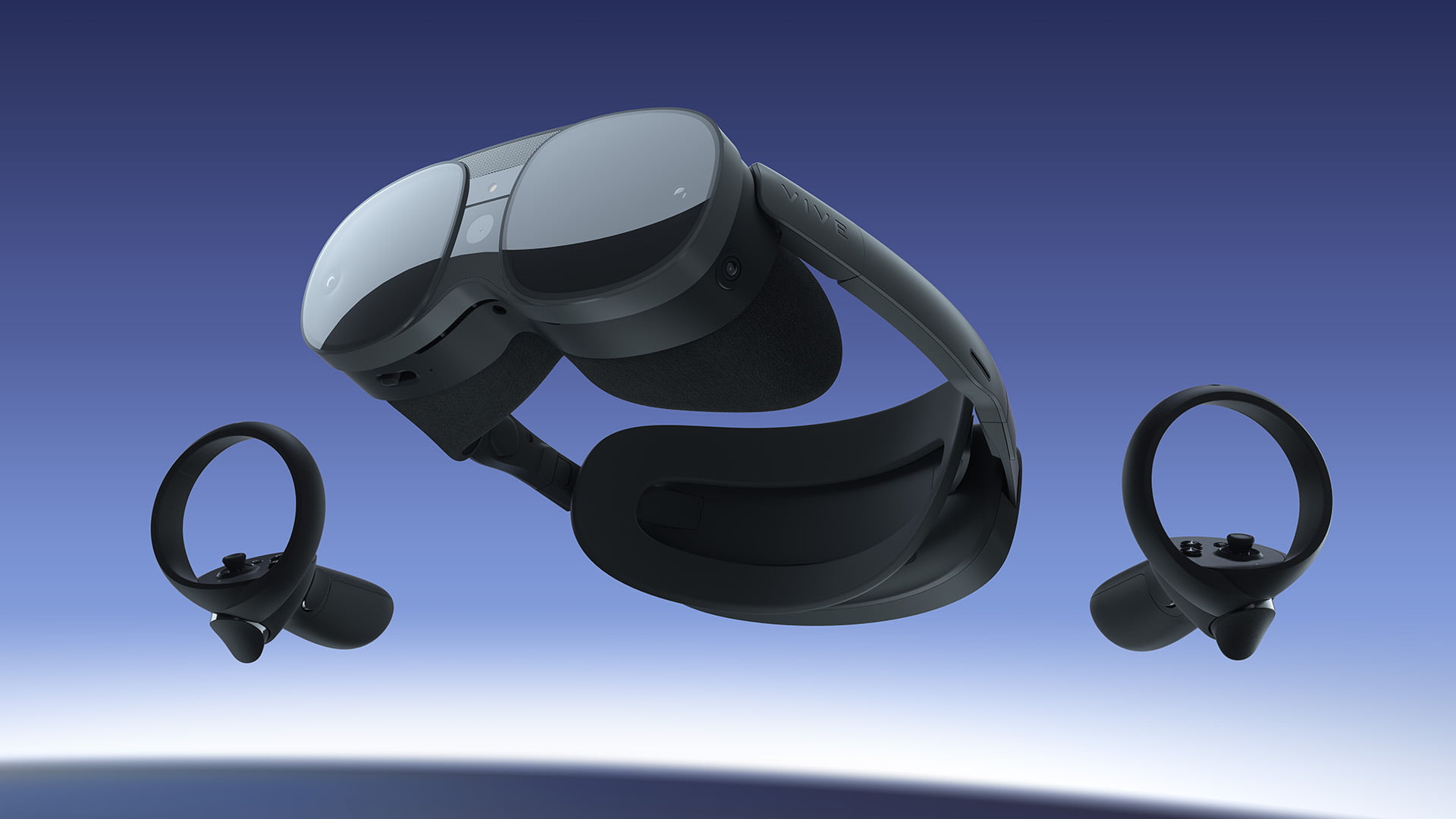 Schwebende HTC Vive XR Elite von schräg unten mit Controllern.