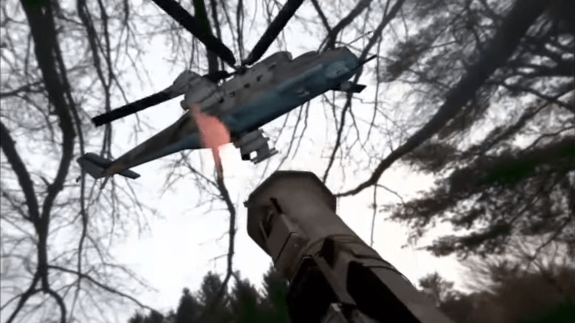 Eine Spielerin oder ein Spieler schießt im echten Garten mit einer virtuellen Panzerfaust auf einen virtuellen Kampfhubschrauber.