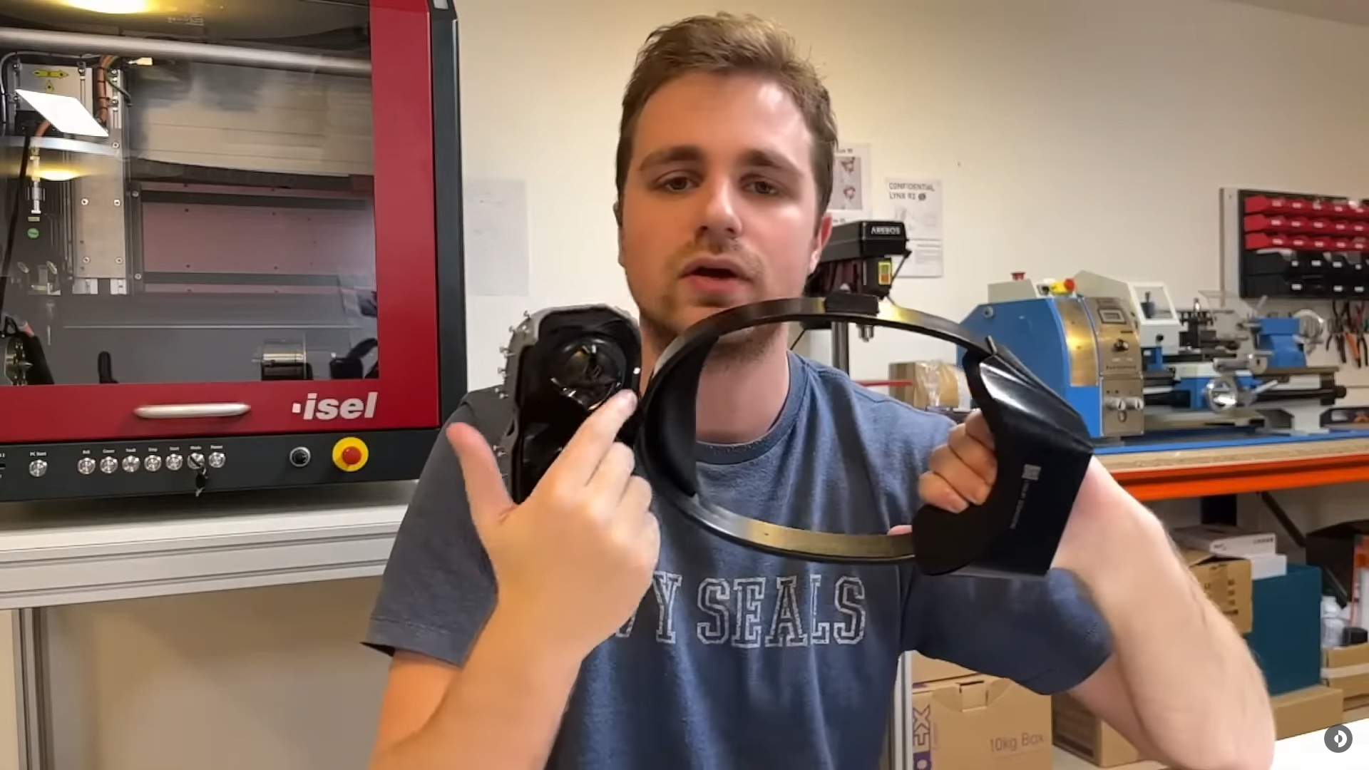 Lynx-Gründer Stan Larroque zeigt im Büro den Rahmen zum Aufstecke auf die Lynx R-1, an dem auch das Eye-Tracking-Modul befestigt wird.